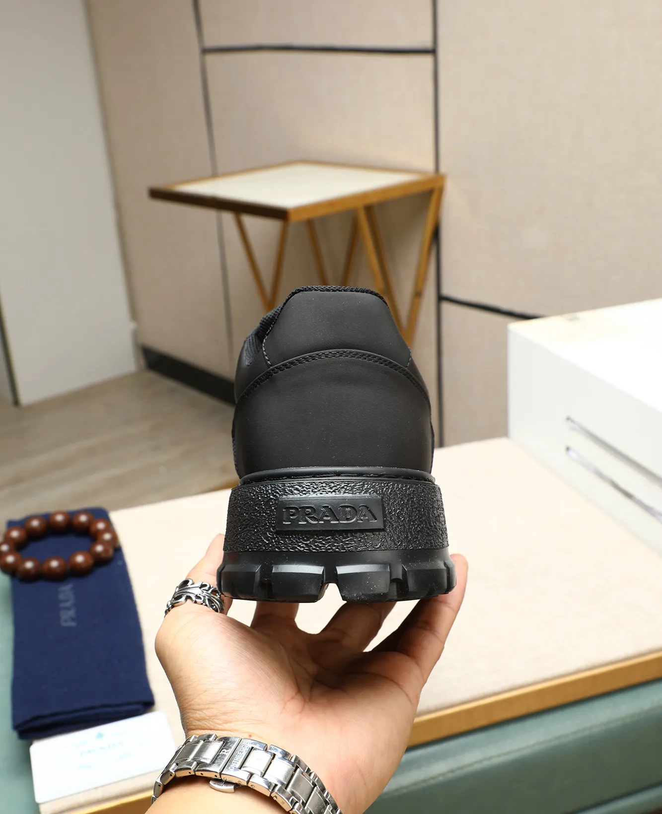 Men's shoes 💰580 high version official website popular models are on the market, 🆘 trendy brand (Prada) mainly promotes popular models, avant-garde and versatile fashionable men's shoes private version mold opening, cowhide surface splicing 1:1 replica... fashionable and simple, original imported cowhide lining cowhide feet; the atmosphere and personality are more fashionable, eye-catching and pursuing class. It will subvert the old idea and be a must-have for fashion trendsetters with you! Must keep it for yourself! Tall and comfortable, large and low, high-end quality workmanship. Code number: 38-45